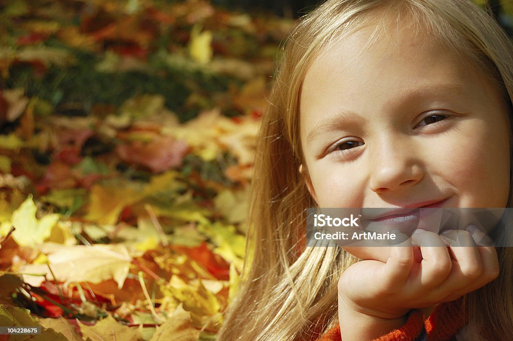 Otoño Retrato de niña - Foto de stock de 4-5 años libre de derechos