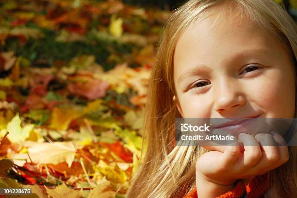 Otoño Retrato De Niña Foto de stock y más banco de imágenes de 4-5 años - 4-5 años, 6-7 años, Aire libre