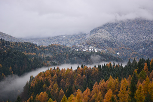the fantastic colors of the mountains in the autumn months