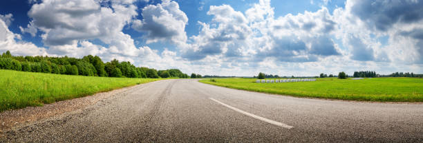 panorama de estrada no dia ensolarado de primavera ao ar livre - car road highway open - fotografias e filmes do acervo