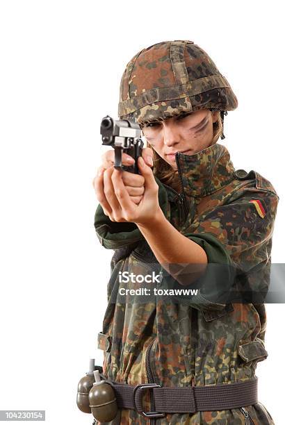 Wojsko Kobieta Celować - zdjęcia stockowe i więcej obrazów Kobiety - Kobiety, Siły zbrojne, Tylko jedna kobieta