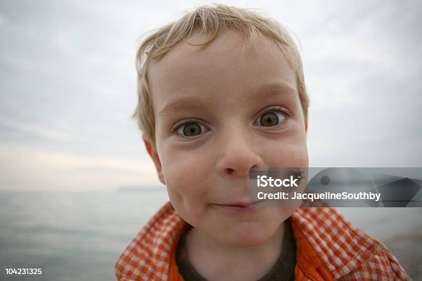 Menino Na Praia - Fotografias de stock e mais imagens de Ao Ar Livre - Ao Ar Livre, Cabelo Louro, Caretas