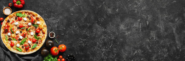 ingredienti di cottura italiani per pizza e pizza su sfondo di cemento nero - italian cuisine minced meat tomato herb foto e immagini stock