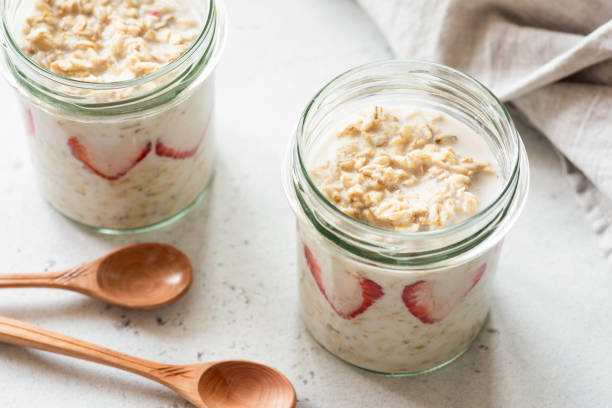 overnight oats in a jar - raspberry table wood autumn imagens e fotografias de stock