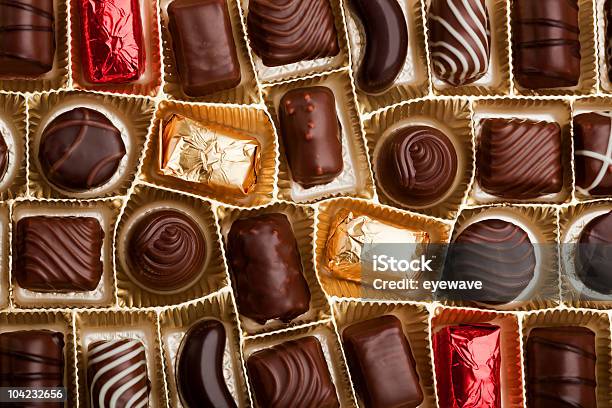 De Almendras Garrapiñadas En Una Caja Foto de stock y más banco de imágenes de Alimento - Alimento, Caja, Chocolate