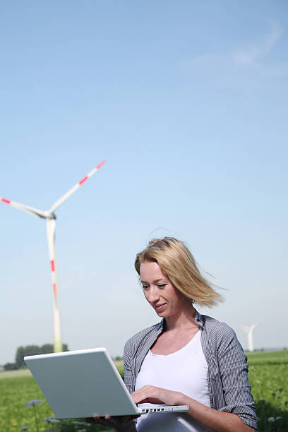 kobieta z komputera przenośnego przy turbin wiatrowych - wartung zdjęcia i obrazy z banku zdjęć