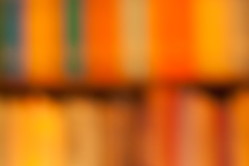Onscherpe achtergrond in oranje/ rood van boeken
