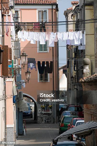 Chioggia Stretta Street - Fotografie stock e altre immagini di Abbigliamento - Abbigliamento, Ambientazione esterna, Casa