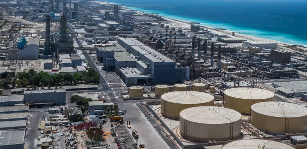 두바이입니다. 2016 년의 여름. 아라비 안 걸프의 해 안에 현대 담 수 공장. - desalination plant 이미지 뉴스 사진 이미지