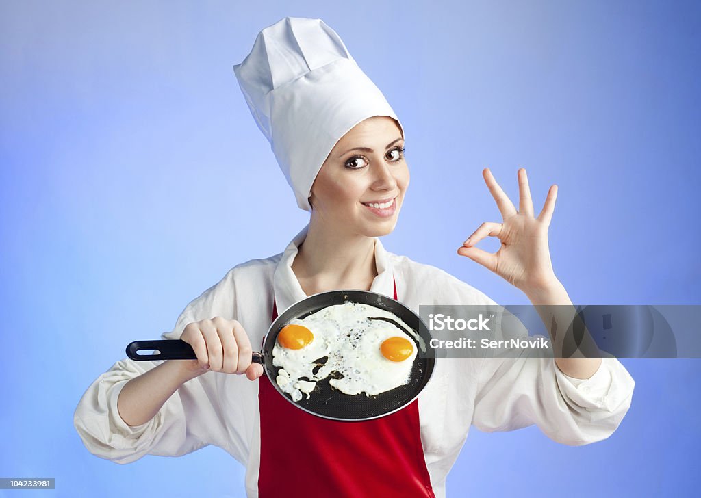 Chef com pan e ovo frito - Foto de stock de Mulheres royalty-free