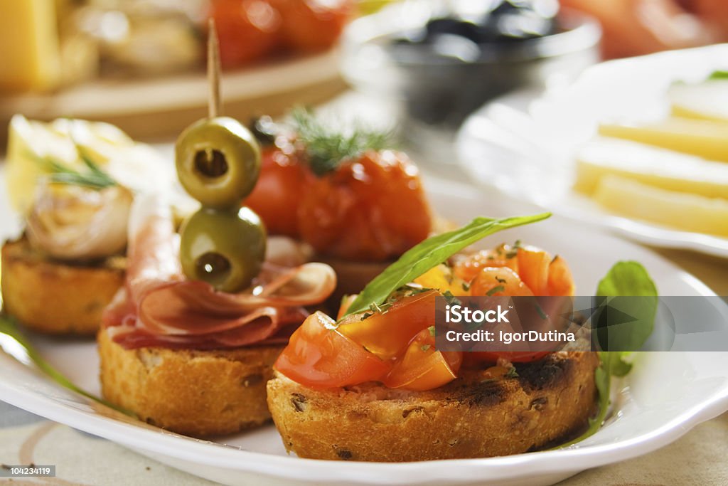Bruschette 토마토, 올리브, 프로슈토 - 로열티 프리 0명 스톡 사진