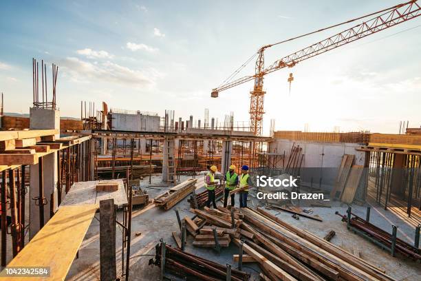 Investoren Und Unternehmer Auf Baustelle Stockfoto und mehr Bilder von Baugewerbe - Baugewerbe, Baustelle, Bauen