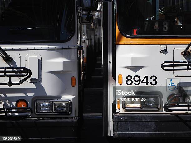 Busse Stockfoto und mehr Bilder von Autoscheinwerfer - Autoscheinwerfer, Bus, Farbbild