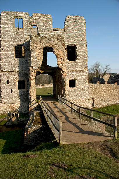 baconsthorpe замка, руины - medieval castle gate portcullis стоковые фото и изображения