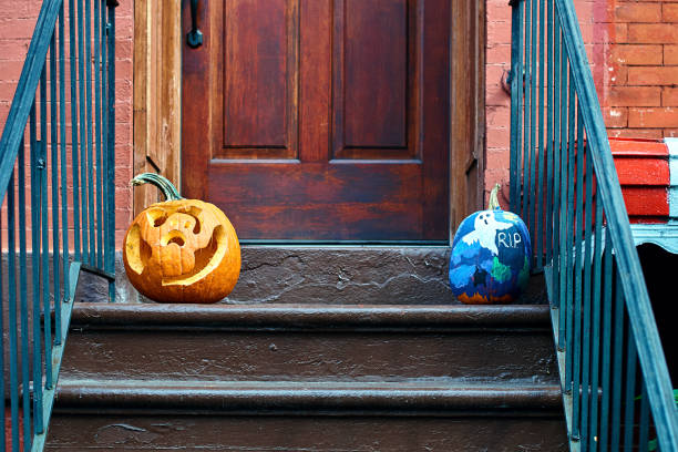 резные тыквы хэллоуин или джек o'lantern на пороге в бруклине - door front door carving symbol стоковые фото и изображения
