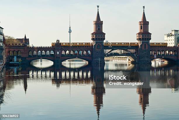 Oberbaumbrücke Foto de stock y más banco de imágenes de Agua - Agua, Aire libre, Alemania