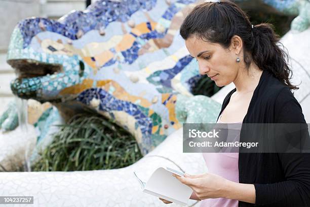 Foto de Mulher Visitar Em Parque Güell e mais fotos de stock de Adulto - Adulto, Antonio Gaudí, Arquiteta