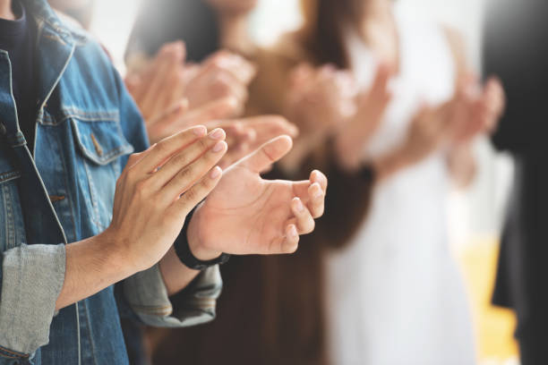 bild von kreativen designern publikum applaudiert bei einem business-seminar beschnitten. - applauding stock-fotos und bilder