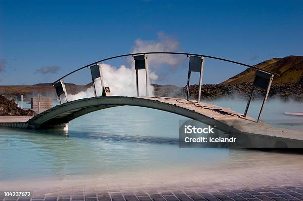 블루 이스페이스 2 궁형 다리에 대한 스톡 사진 및 기타 이미지 - 궁형 다리, 미끄러짐 주의 표지판, 측면 보기