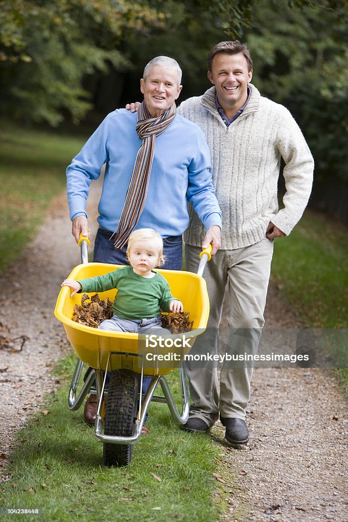 Abuelo y padre tomar nieto para caminar - Foto de stock de Abuelo libre de derechos