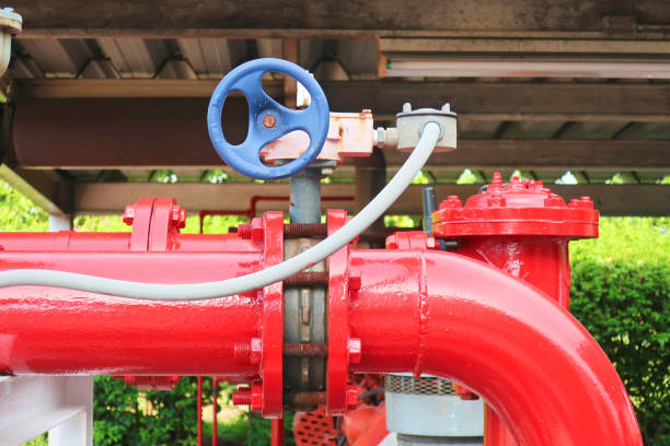 стальные трубы и клапаны для борьбы с огнем на заводе. - oxygen tank cylinder natural gas storage compartment стоковые фото и изображения