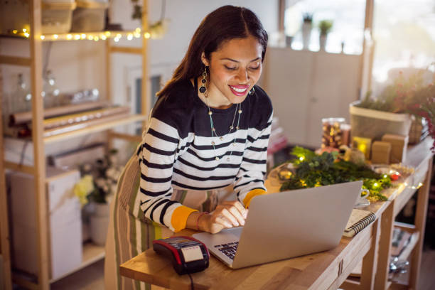 istock Online Christmas shopping 1042385584