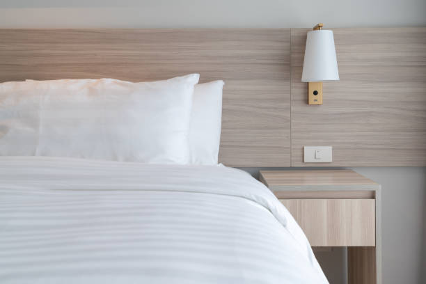 나무 침대와 현대적인 침실 - hotel room 뉴스 사진 이미지