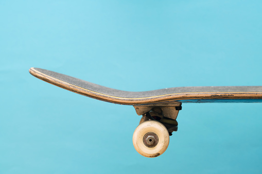 Professionele Skateboard Op Blauwe Achtergrond Zijaanzicht Dek Volledige Installatie Vrachtwagen Dek Wielen meer beelden van -