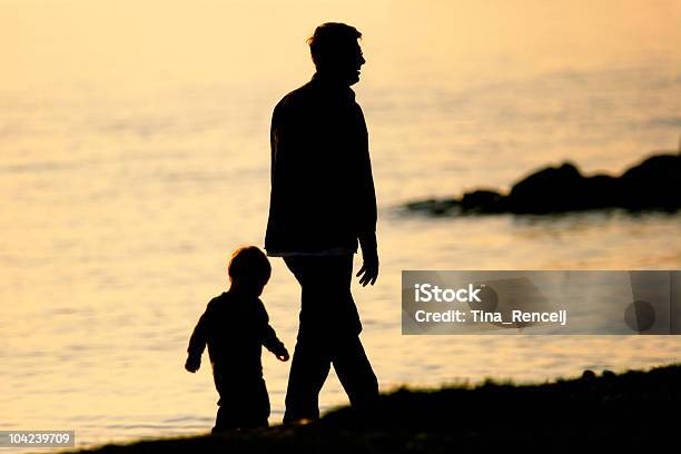 Padre E Hijo Foto de stock y más banco de imágenes de Padre - Padre, Liderazgo, Seguir - Actividad móvil general