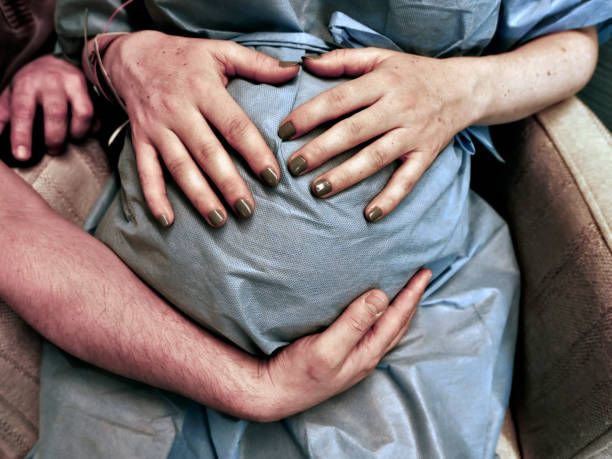 pregnat woman waits for birth in hospital - abdomen gynecological examination women loving imagens e fotografias de stock