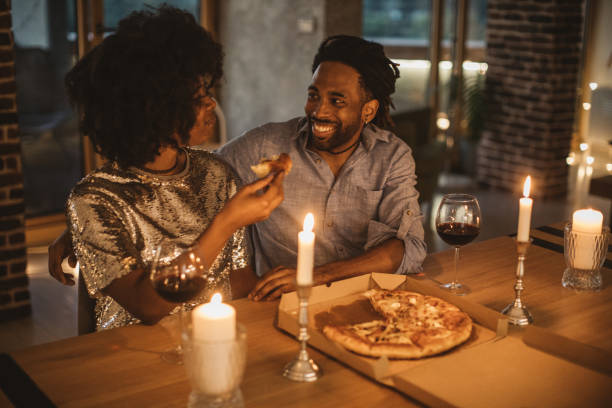 romantische pizza-abend zu hause - dating stock-fotos und bilder
