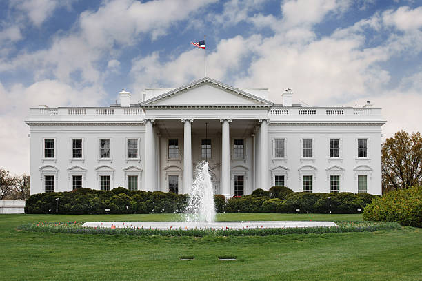 giardino delle rose dalla casa bianca - white house immagine foto e immagini stock