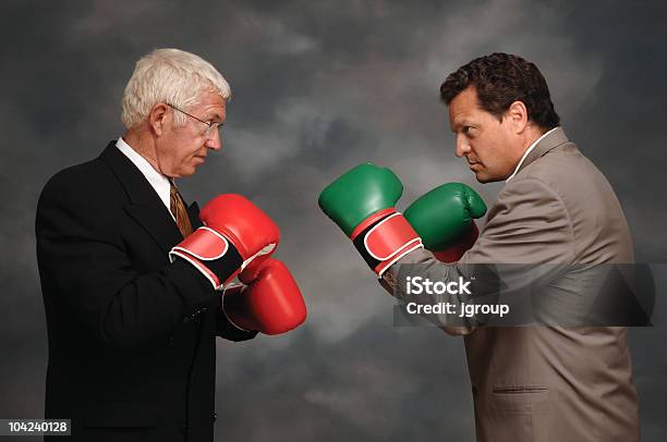 Boxenmanager Stockfoto und mehr Bilder von Generationsunterschied - Generationsunterschied, Konfrontation, Verkäufer - männlich