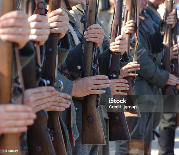 Armia W Ramionach - zdjęcia stockowe i więcej obrazów Armia - Armia, Broń, Broń palna