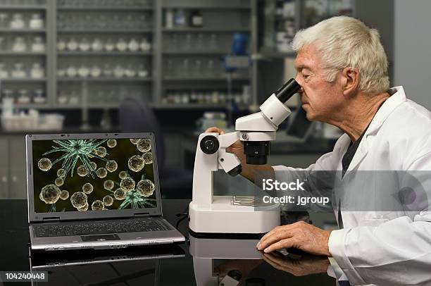 Bio Tecnologia - Fotografie stock e altre immagini di Patologo - Patologo, Microscopio, Scienziato