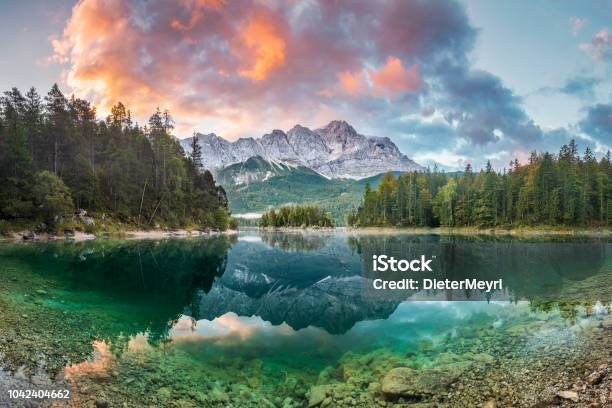 山頂祖格峰在 Eibsee 湖附近加米斯帕騰基辛加米斯帕騰基辛的夏季天巴伐利亞 德國 照片檔及更多 地勢景觀 照片 - 地勢景觀, 山, 風景 - 大自然