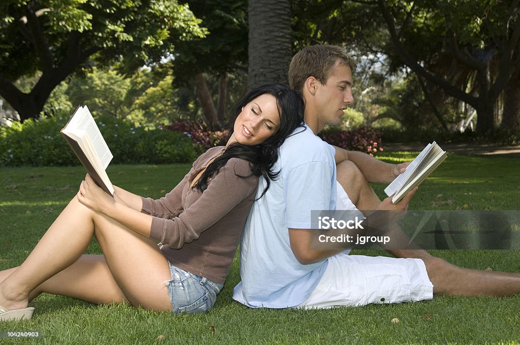 Czytanie w parku - Zbiór zdjęć royalty-free (20-29 lat)
