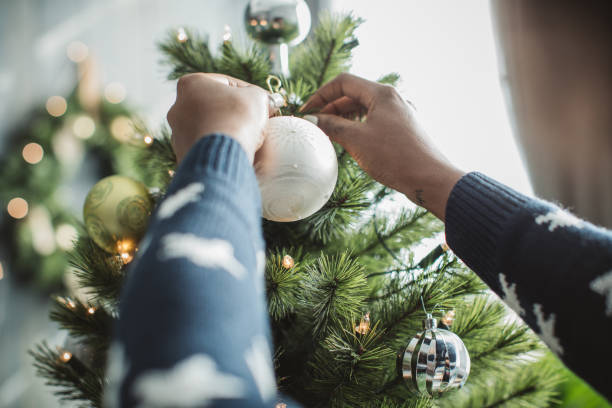 decorating christmas tree - decorating imagens e fotografias de stock