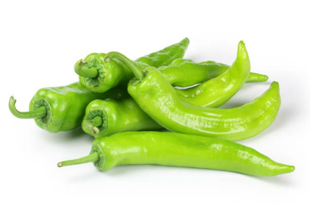 緑胡椒で、白背景 - vegies green chili pepper pepper ストックフォトと画像