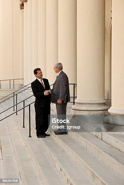 Anwalt Und Mandant Stockfoto und mehr Bilder von Gerichtsgebäude - Gerichtsgebäude, Stufen, Treppe