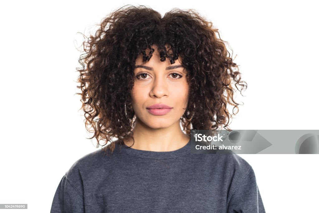Mulher séria com cabelo encaracolado - Foto de stock de Mulheres royalty-free