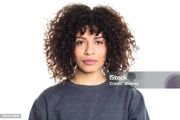 Foto de Mulher Séria Com Cabelo Encaracolado e mais fotos de stock de Mulheres - Mulheres, Fundo Branco, Retrato