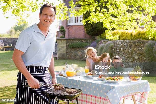 Foto de Desfrutando De Um Churrasco De Família e mais fotos de stock de 2-3 Anos - 2-3 Anos, 20 Anos, 8-9 Anos