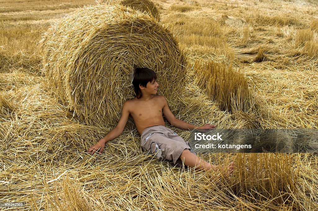 Petit garçon rêve sur terrain - Photo de Adolescent libre de droits