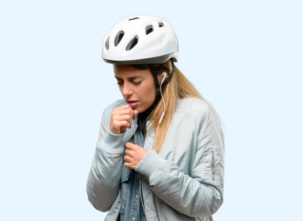 자전거 헬멧 및 이어폰 아픈 고 기침, 천식이 나 기관지염, 의학 개념 고통 젊은 여자 - human lung audio 뉴스 사진 이미지