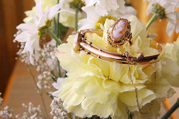 камея jewelry - antique old fashioned daffodil single flower стоковые фото и изображения