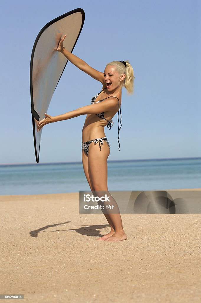 Menina em Biquíni na praia - Royalty-free Bronzeado Foto de stock