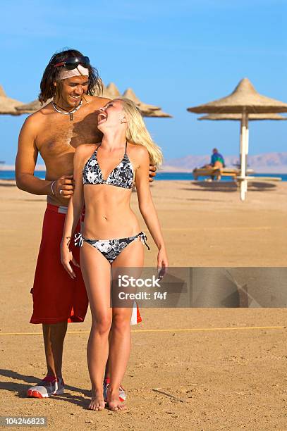 Photo libre de droit de Couple Souriant Sur La Plage banque d'images et plus d'images libres de droit de Adolescent - Adolescent, Adulte, Bikini