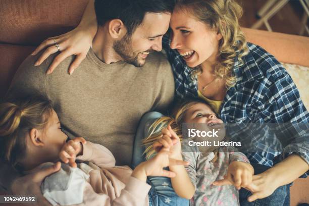 Sopra Il Ritratto Famiglia Al Primo Posto - Fotografie stock e altre immagini di Famiglia - Famiglia, Abbracciare una persona, Felicità