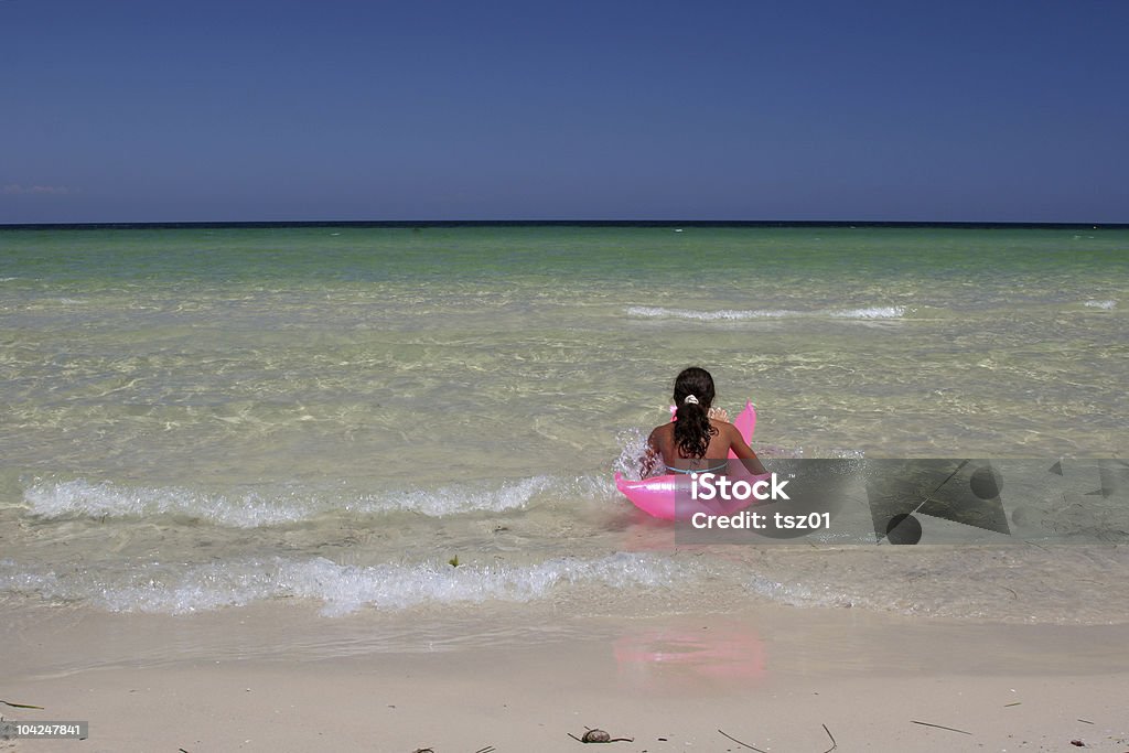 Giovane ragazza sul letto Rosa aria dal mare - Foto stock royalty-free di Acqua